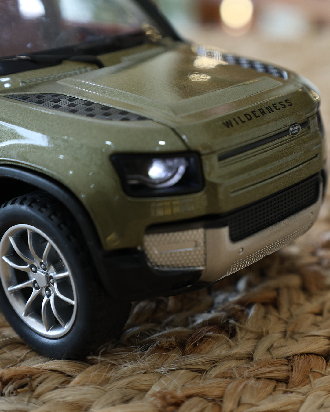 Defender Die-Cast SUV Model 1:22 Scale, Olive Green with Roof Rack - Image 4