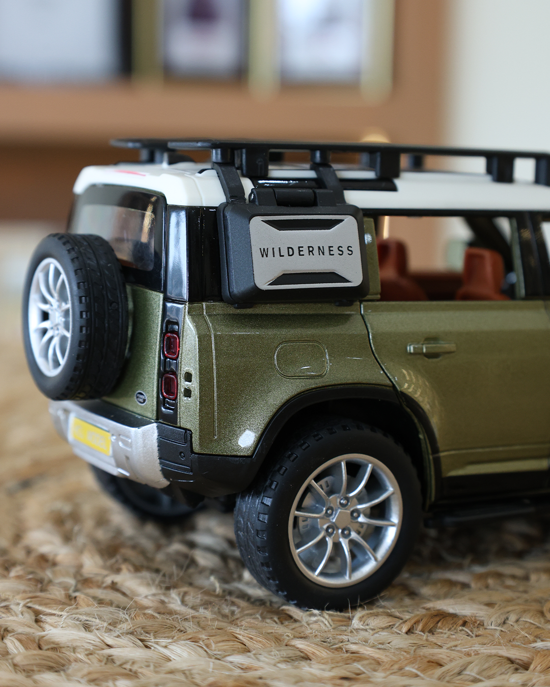 Defender Die-Cast SUV Model 1:22 Scale, Olive Green with Roof Rack - Image 5