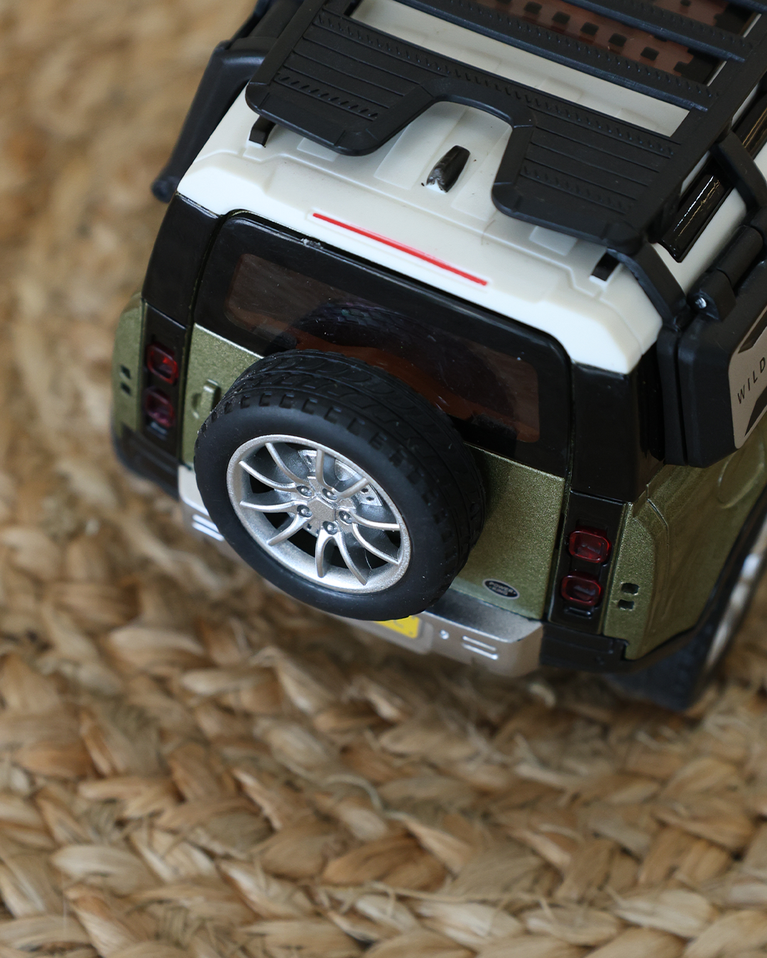 Defender Die-Cast SUV Model 1:22 Scale, Olive Green with Roof Rack - Image 6