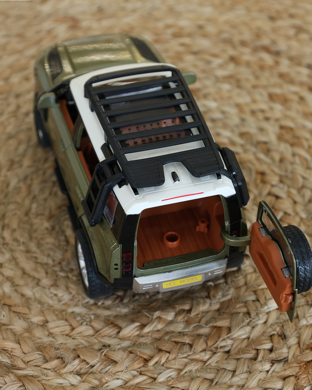 Defender Die-Cast SUV Model 1:22 Scale, Olive Green with Roof Rack - Image 7