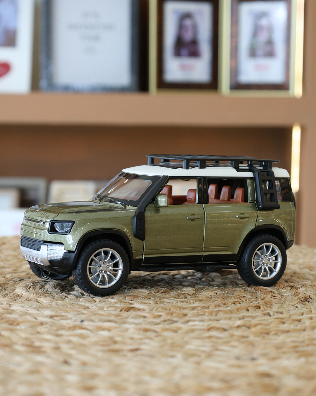 Defender Die-Cast SUV Model 1:22 Scale, Olive Green with Roof Rack - Image 3