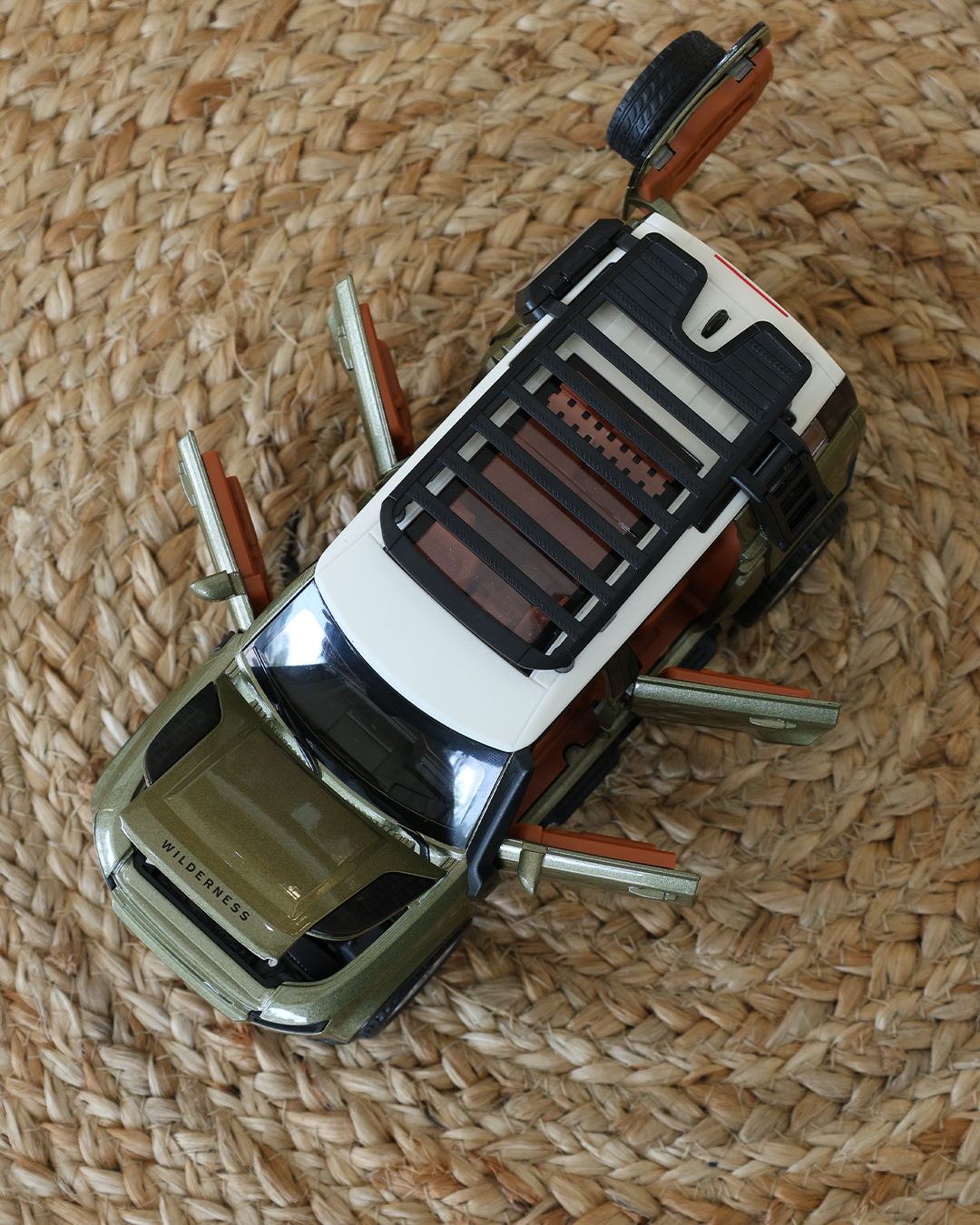 Defender Die-Cast SUV Model 1:22 Scale, Olive Green with Roof Rack - Image 8